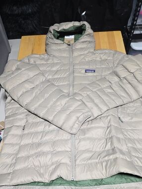 Patagonia Men’s Light Beige Packable Puffer Jacket